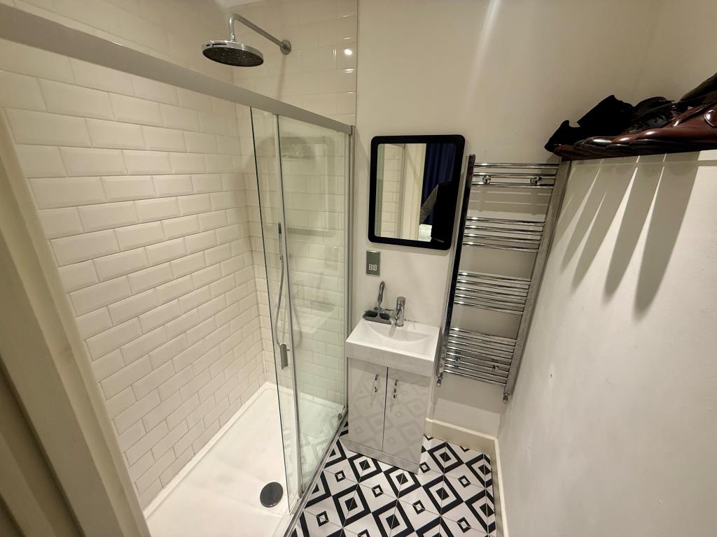 Lot: 47 - WELL PRESENTED THREE-BEDROOM HOUSE FOR INVESTMENT - Ensuite shower room
